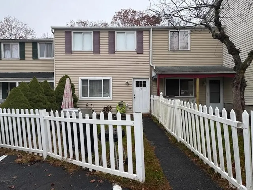 227 Hill Rise Calverton NY 11933