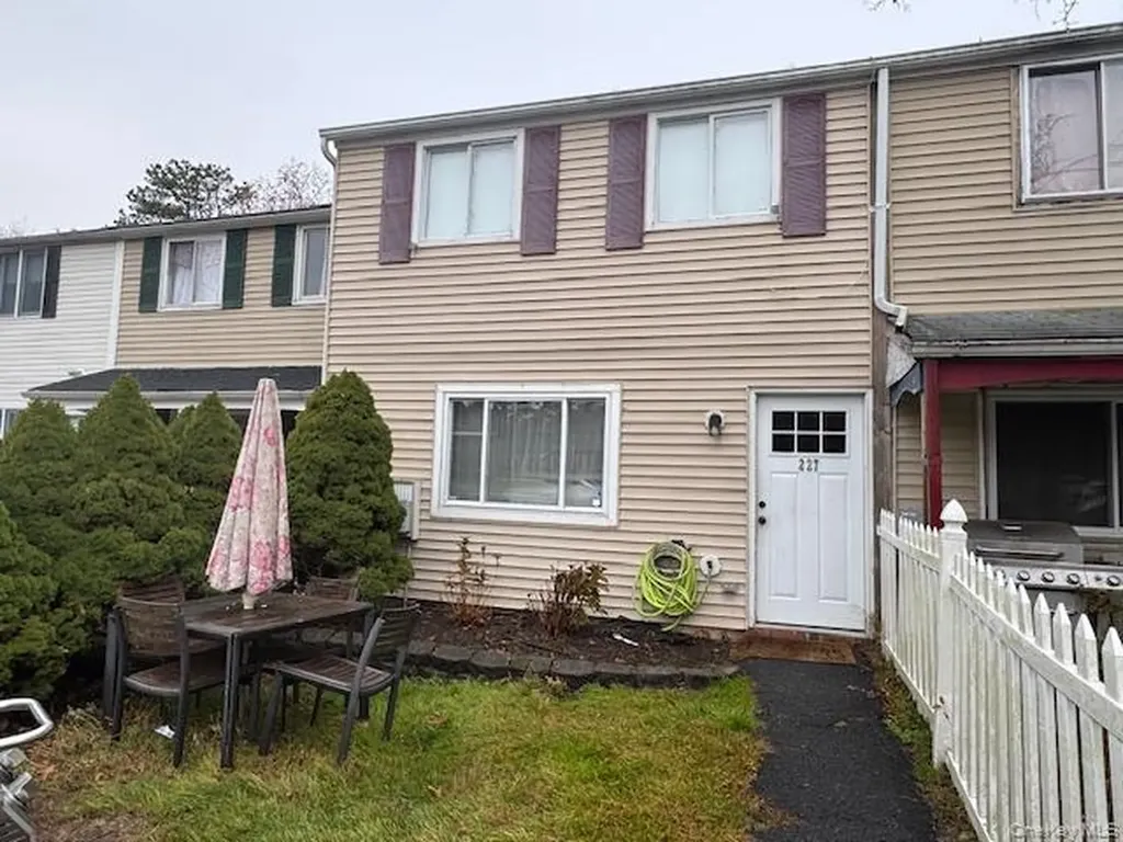 227 Hill Rise Calverton NY 11933
