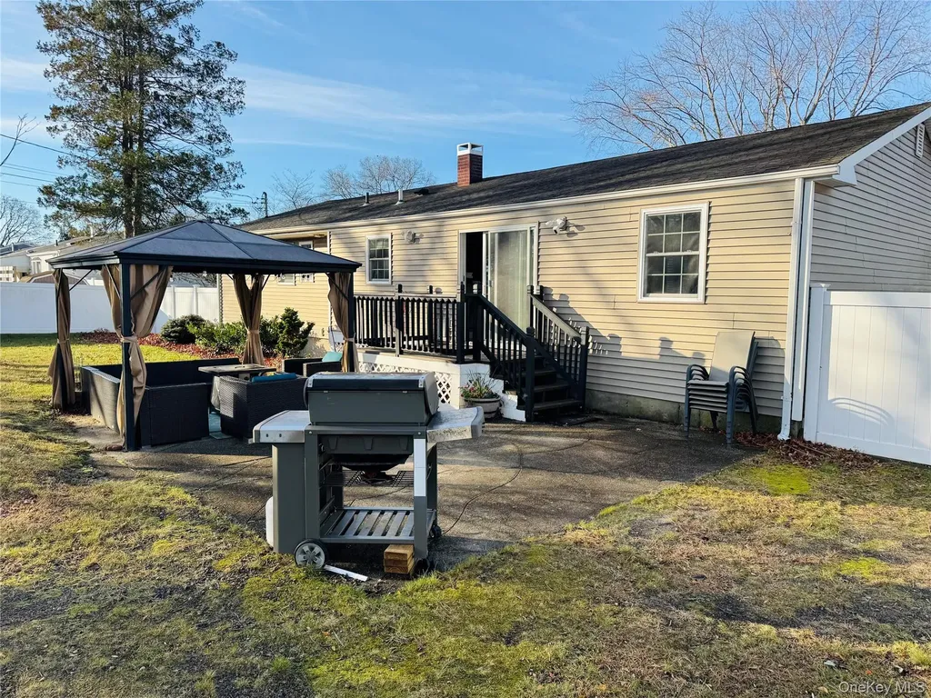 407 Tree Road South Setauket NY 11720