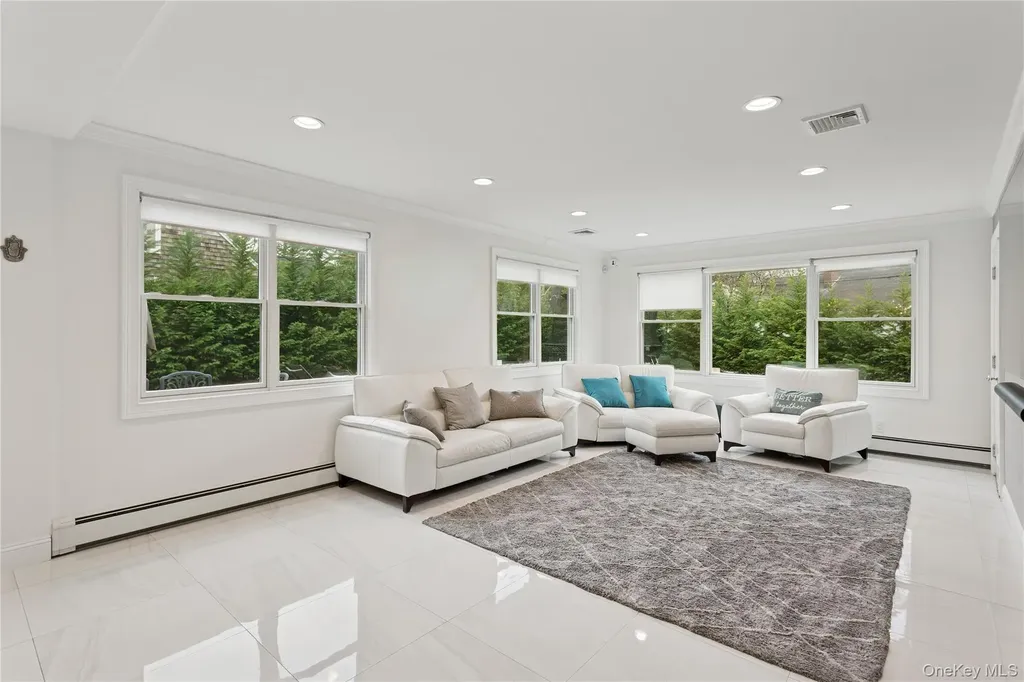1560 Pebble Lane Hewlett NY 11557