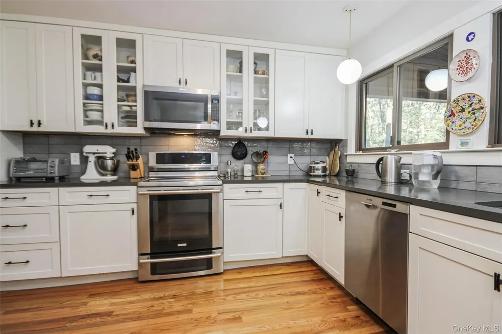 5 Van Court Hyde Park NY 12538