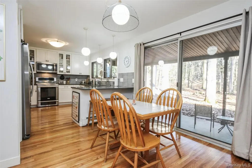 5 Van Court Hyde Park NY 12538