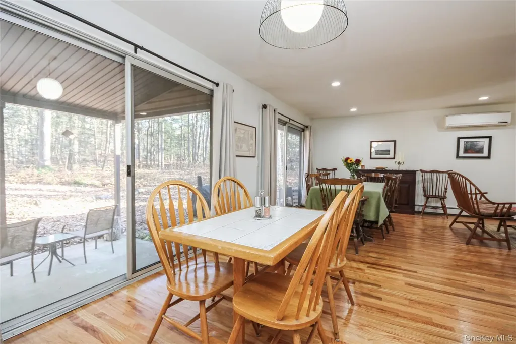 5 Van Court Hyde Park NY 12538