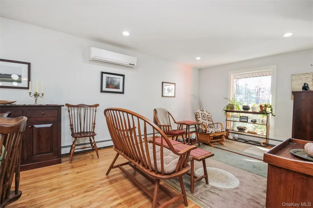 5 Van Court Hyde Park NY 12538