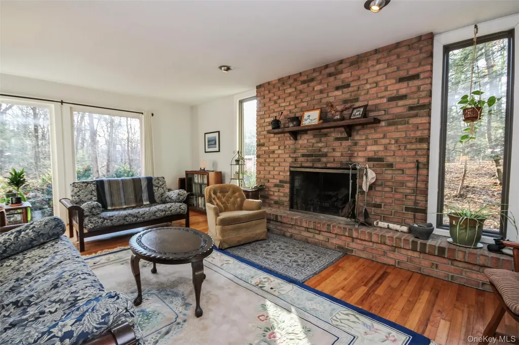 5 Van Court Hyde Park NY 12538