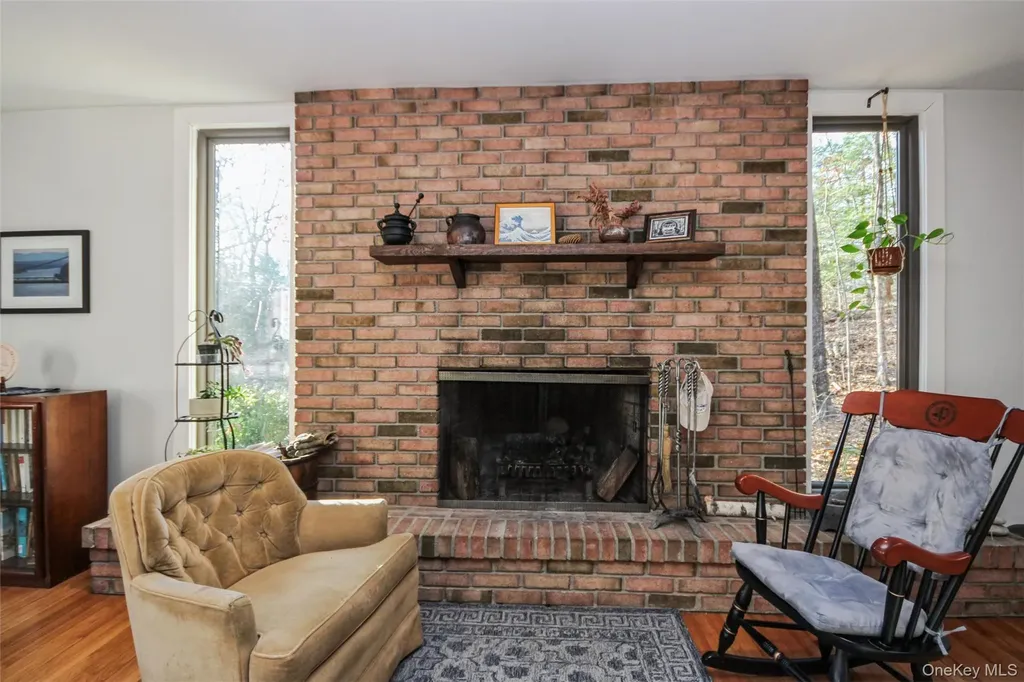 5 Van Court Hyde Park NY 12538