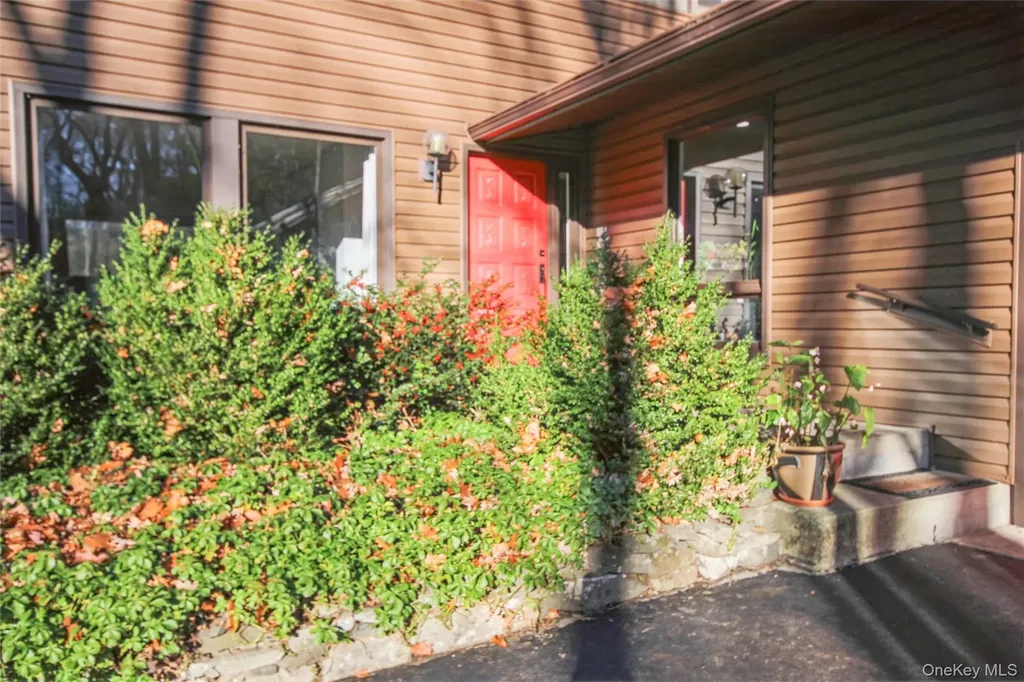 5 Van Court Hyde Park NY 12538