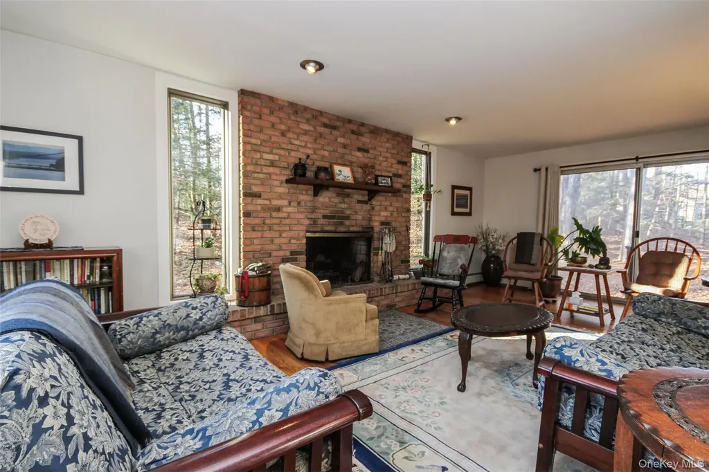 5 Van Court Hyde Park NY 12538
