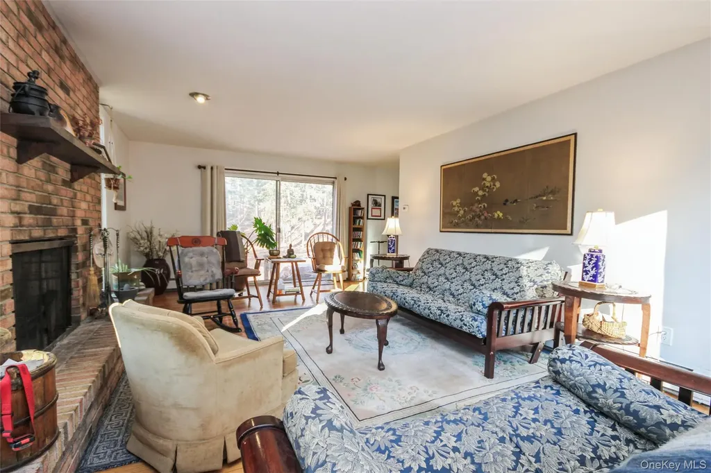 5 Van Court Hyde Park NY 12538