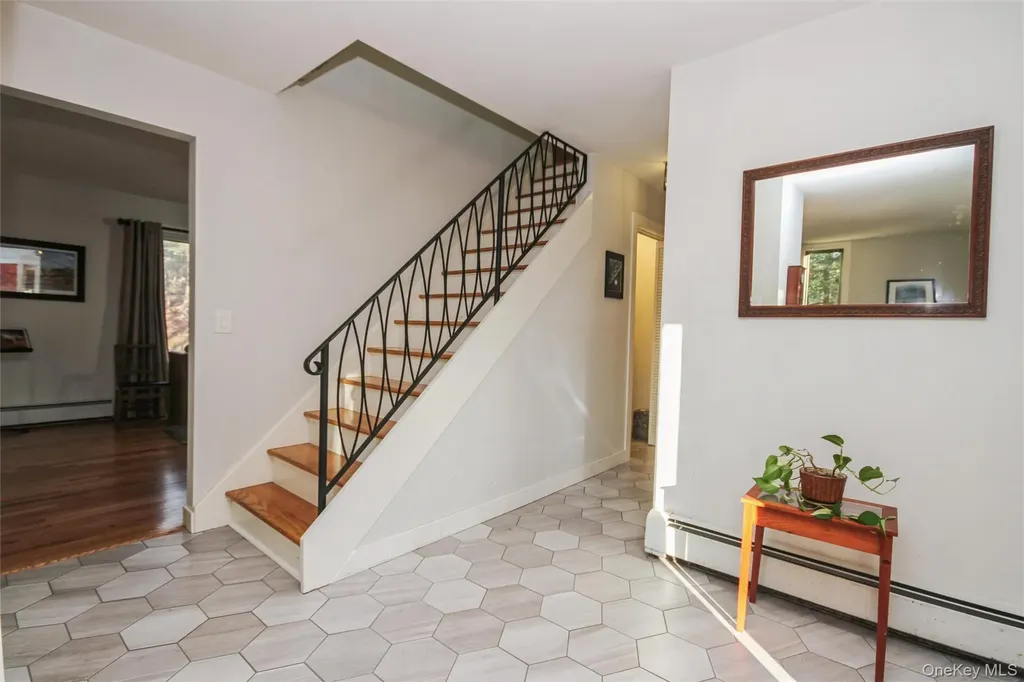 5 Van Court Hyde Park NY 12538