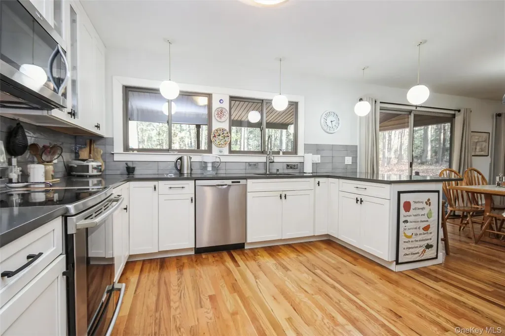 5 Van Court Hyde Park NY 12538
