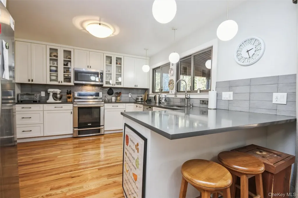 5 Van Court Hyde Park NY 12538