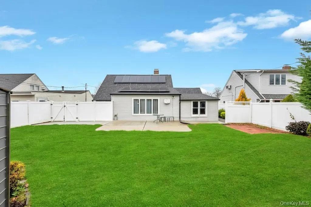 143 Blacksmith Road E Levittown NY 11756