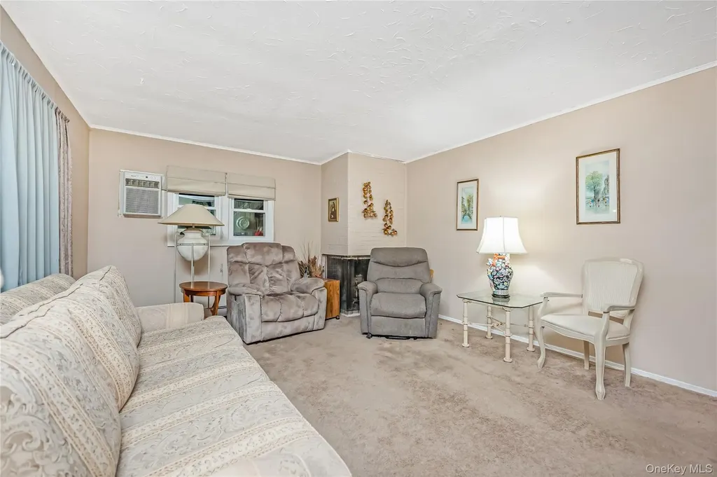 4 Florida Avenue Copiague NY 11726