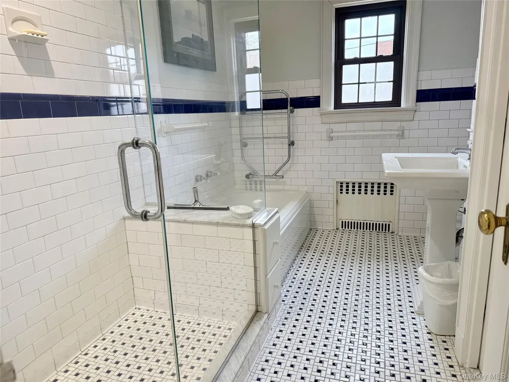 404 Bauer Place Mineola NY 11501