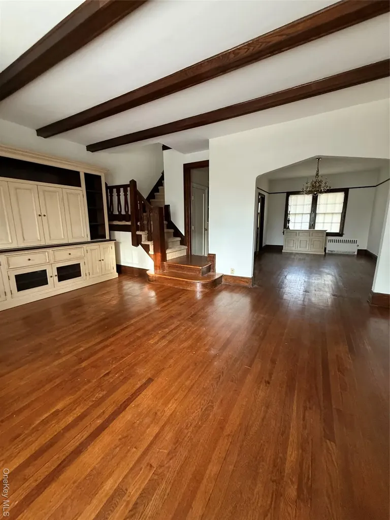 404 Bauer Place Mineola NY 11501