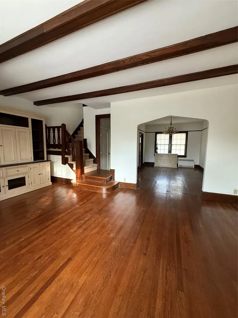 404 Bauer Place Mineola NY 11501