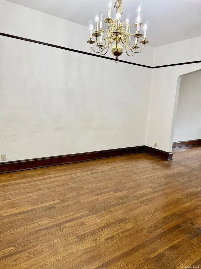 404 Bauer Place Mineola NY 11501