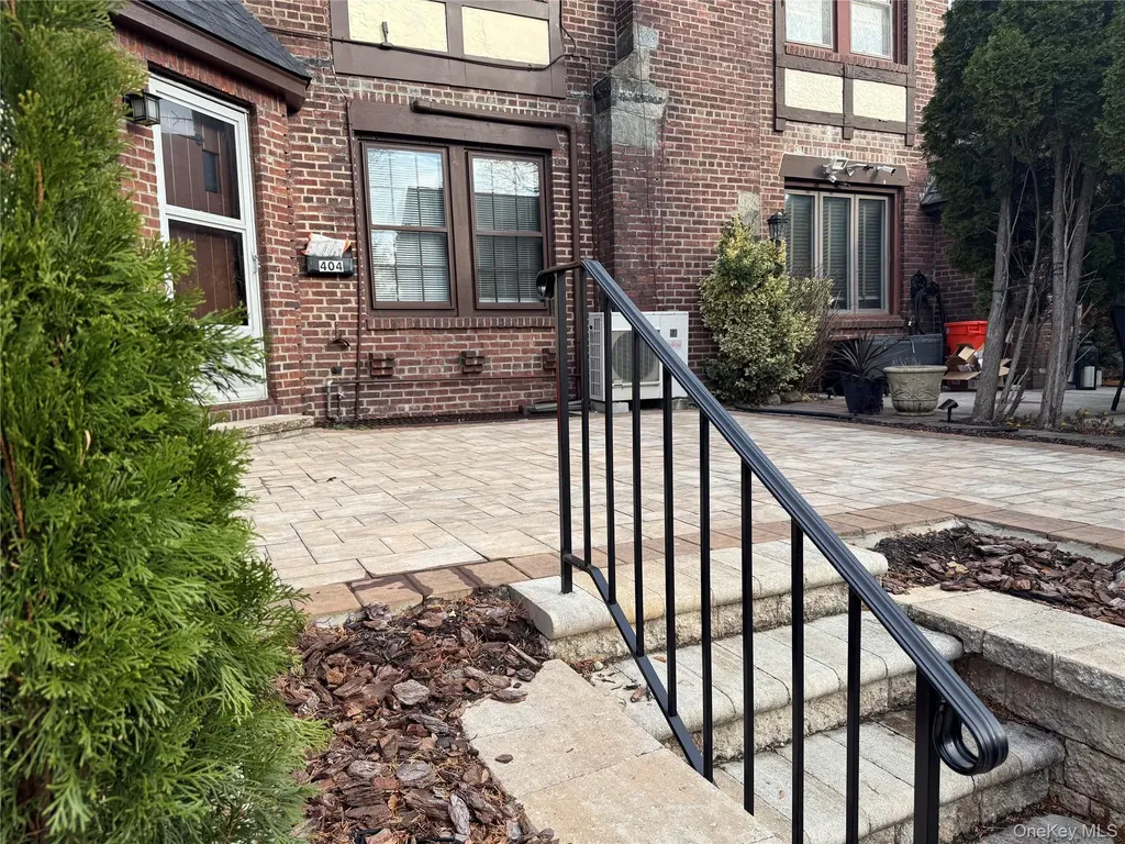 404 Bauer Place Mineola NY 11501