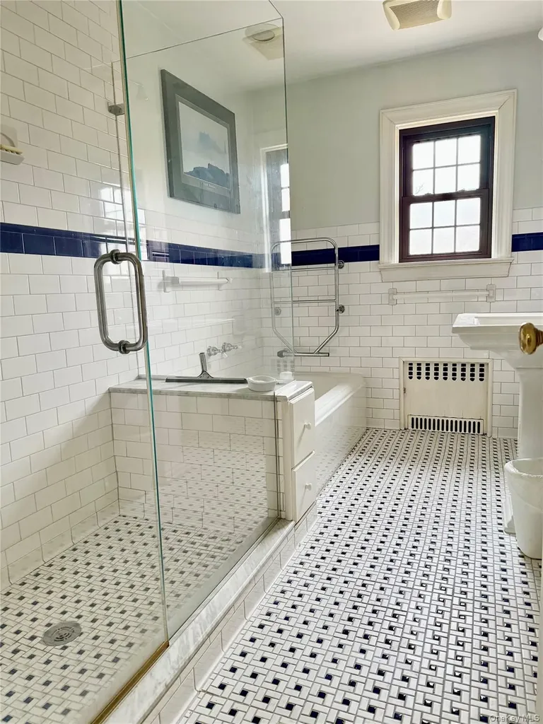 404 Bauer Place Mineola NY 11501