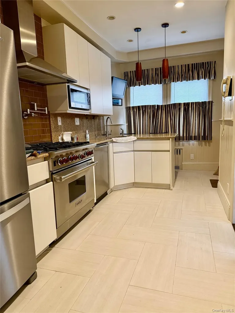 404 Bauer Place Mineola NY 11501