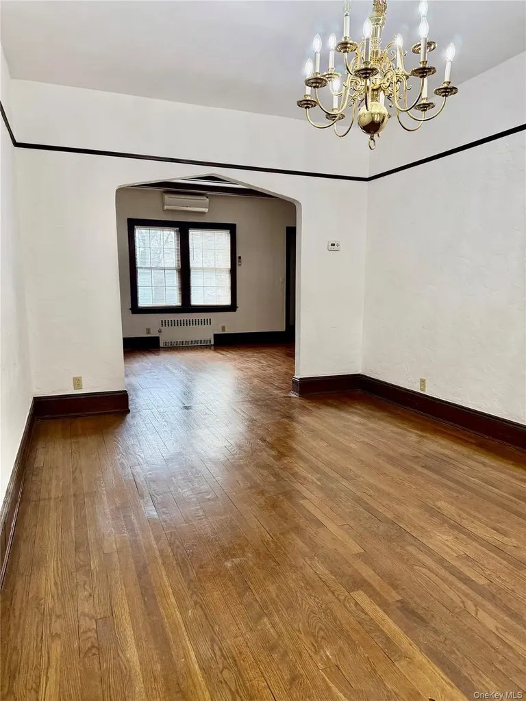 404 Bauer Place Mineola NY 11501