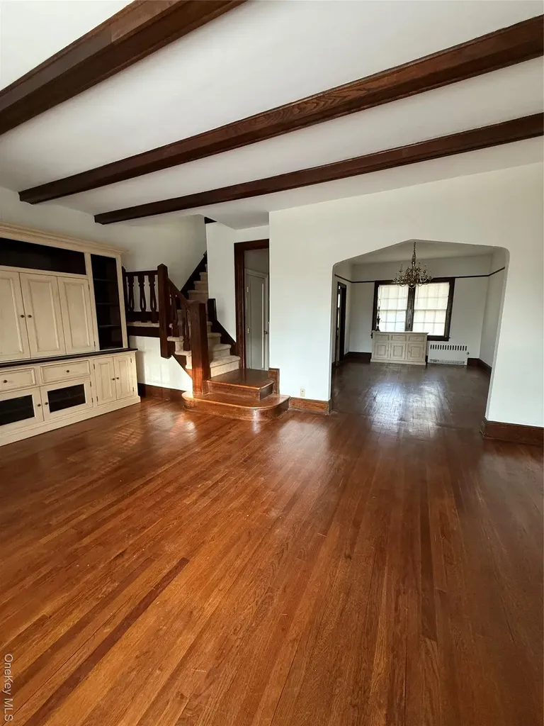 404 Bauer Place Mineola NY 11501