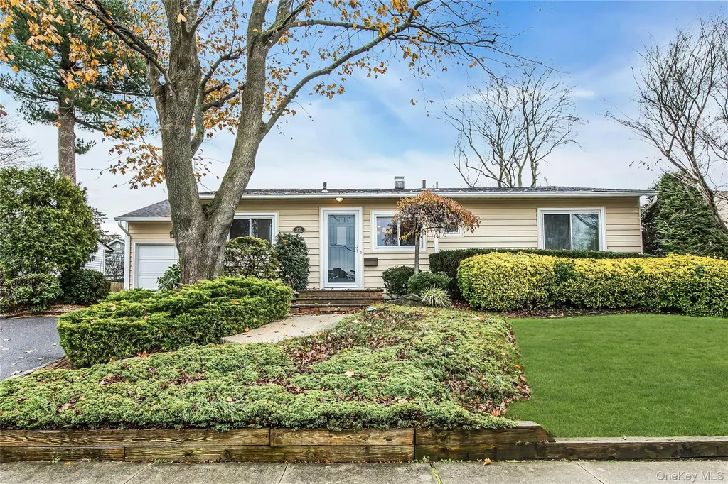 27 Abbey Lane Plainview NY 11803