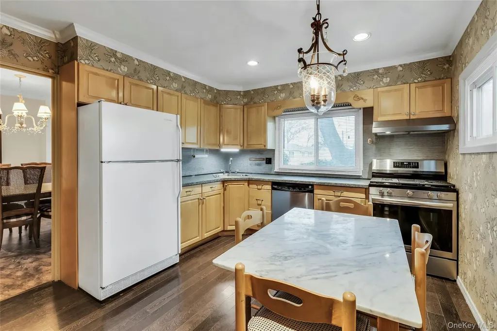 27 Abbey Lane Plainview NY 11803