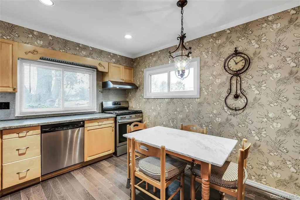27 Abbey Lane Plainview NY 11803