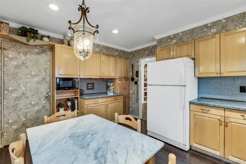 27 Abbey Lane Plainview NY 11803