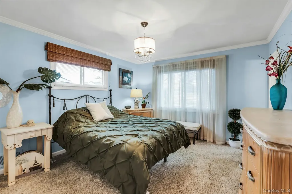 27 Abbey Lane Plainview NY 11803