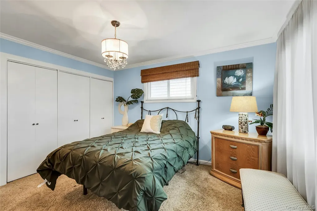 27 Abbey Lane Plainview NY 11803