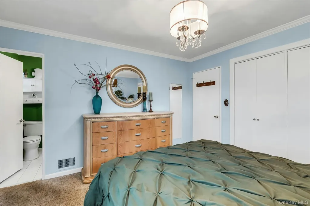 27 Abbey Lane Plainview NY 11803