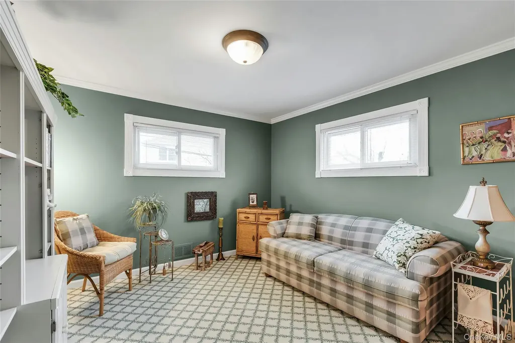 27 Abbey Lane Plainview NY 11803