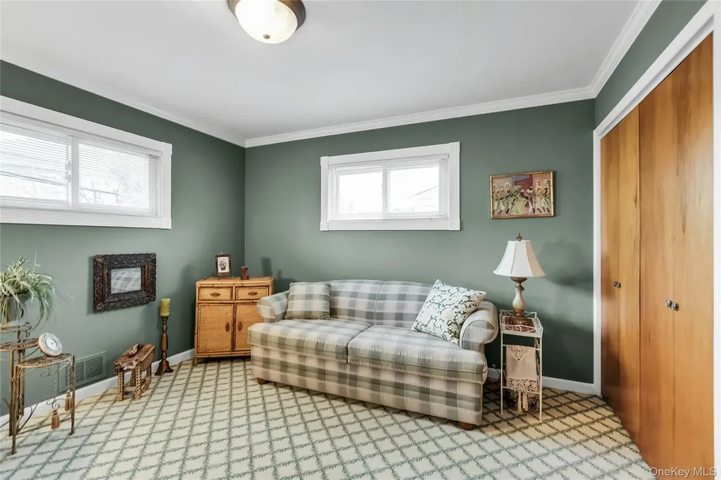 27 Abbey Lane Plainview NY 11803