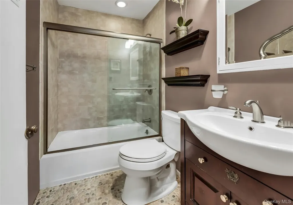 27 Abbey Lane Plainview NY 11803