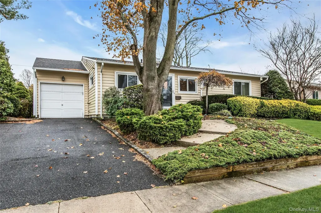 27 Abbey Lane Plainview NY 11803