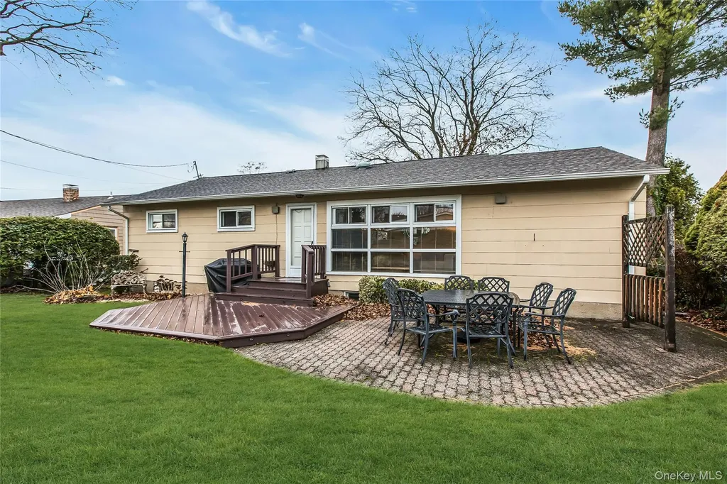 27 Abbey Lane Plainview NY 11803
