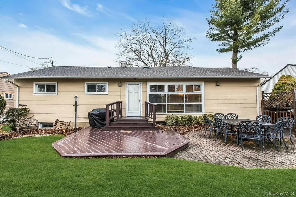 27 Abbey Lane Plainview NY 11803