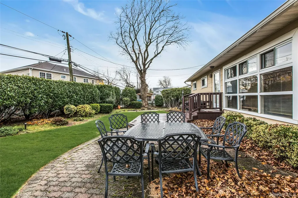 27 Abbey Lane Plainview NY 11803