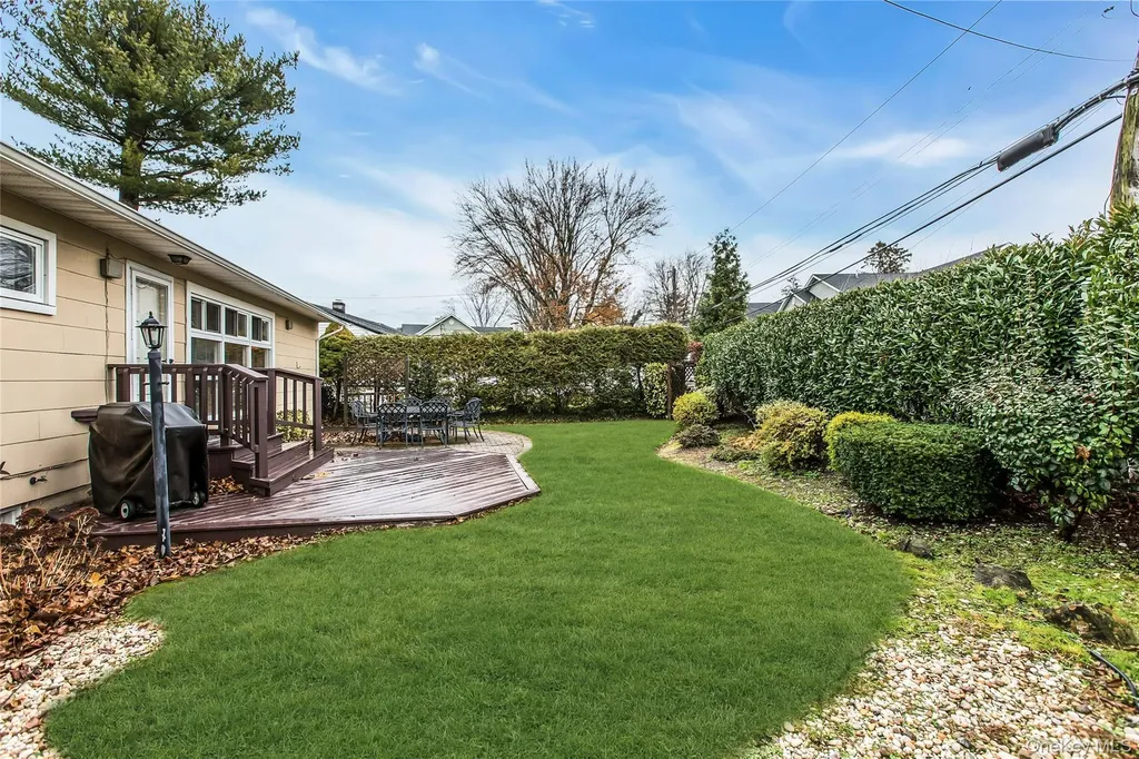 27 Abbey Lane Plainview NY 11803