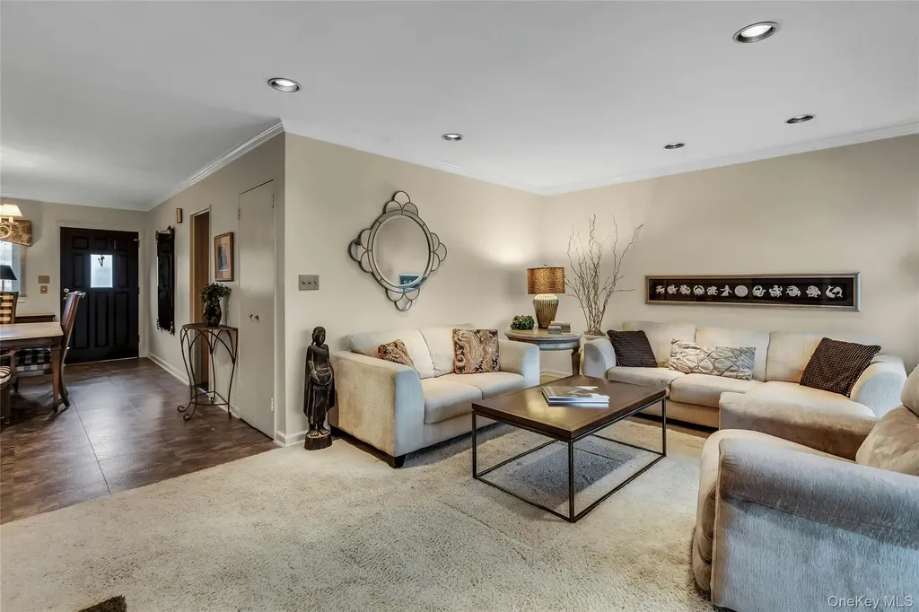 27 Abbey Lane Plainview NY 11803