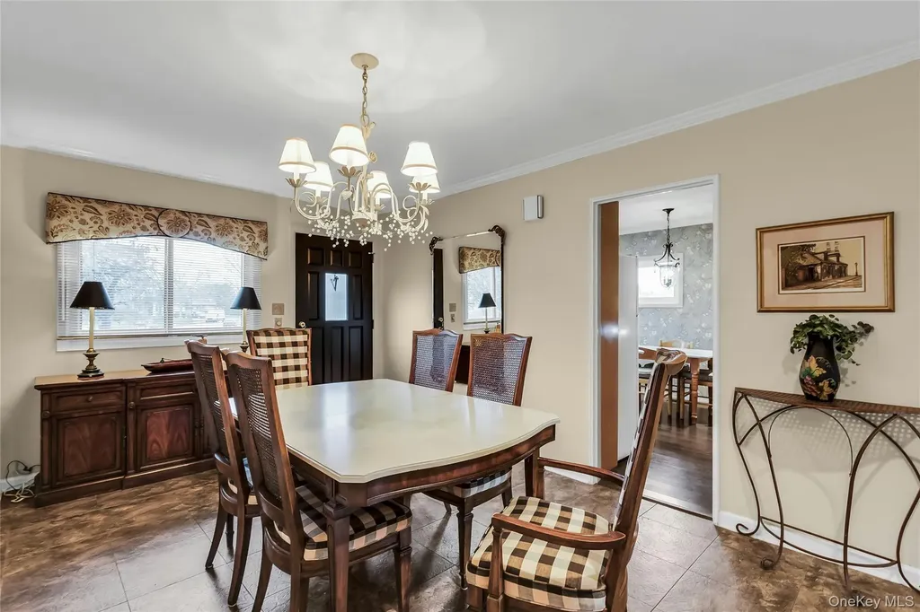 27 Abbey Lane Plainview NY 11803