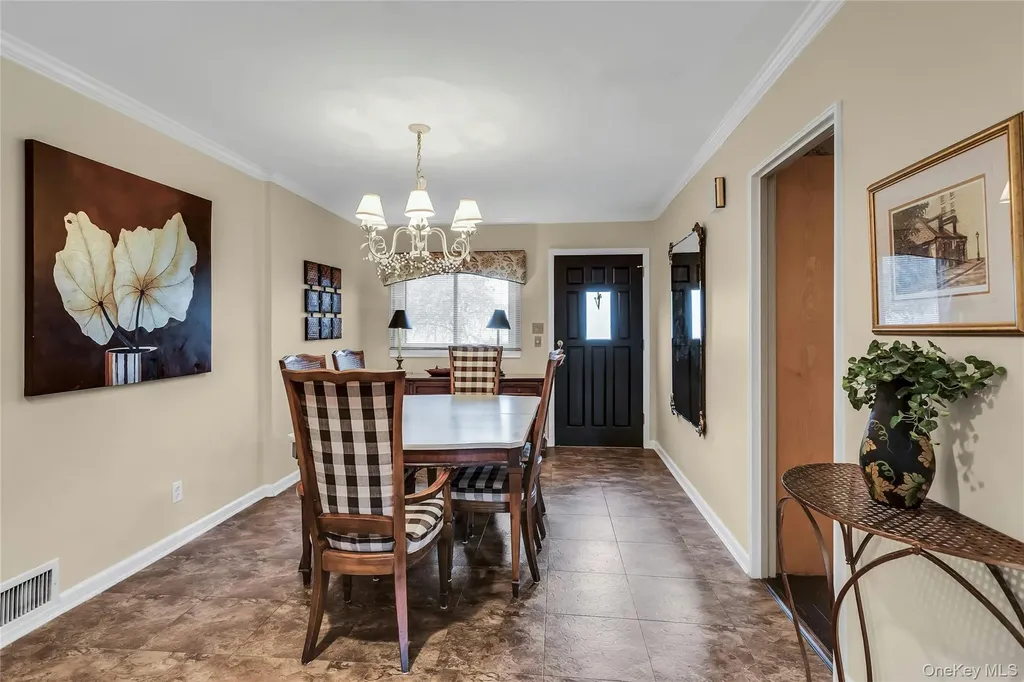 27 Abbey Lane Plainview NY 11803