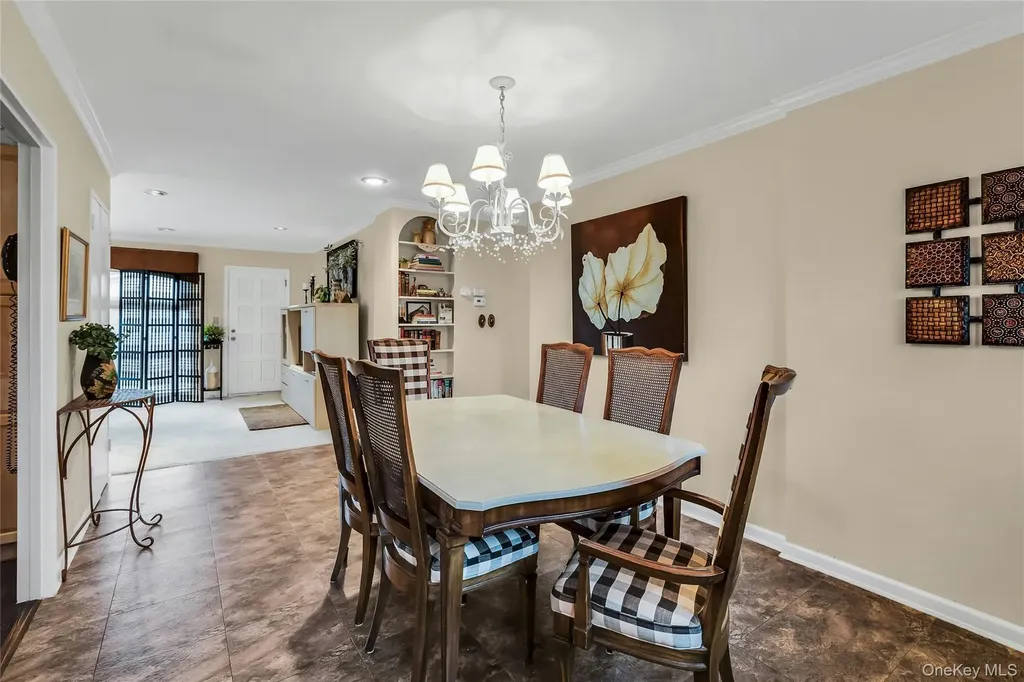 27 Abbey Lane Plainview NY 11803