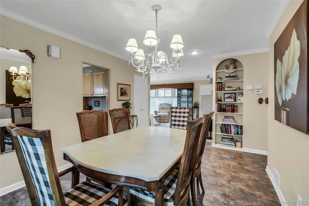 27 Abbey Lane Plainview NY 11803