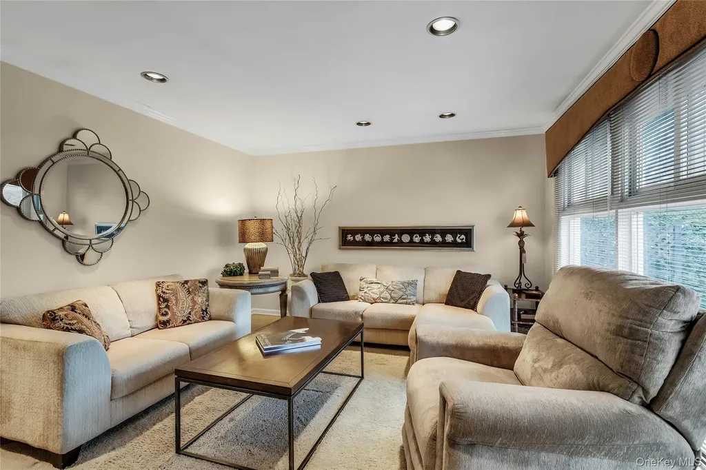 27 Abbey Lane Plainview NY 11803