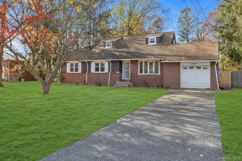 1392 Manor Lane Bay Shore NY 11706
