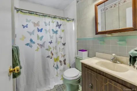 1392 Manor Lane Bay Shore NY 11706